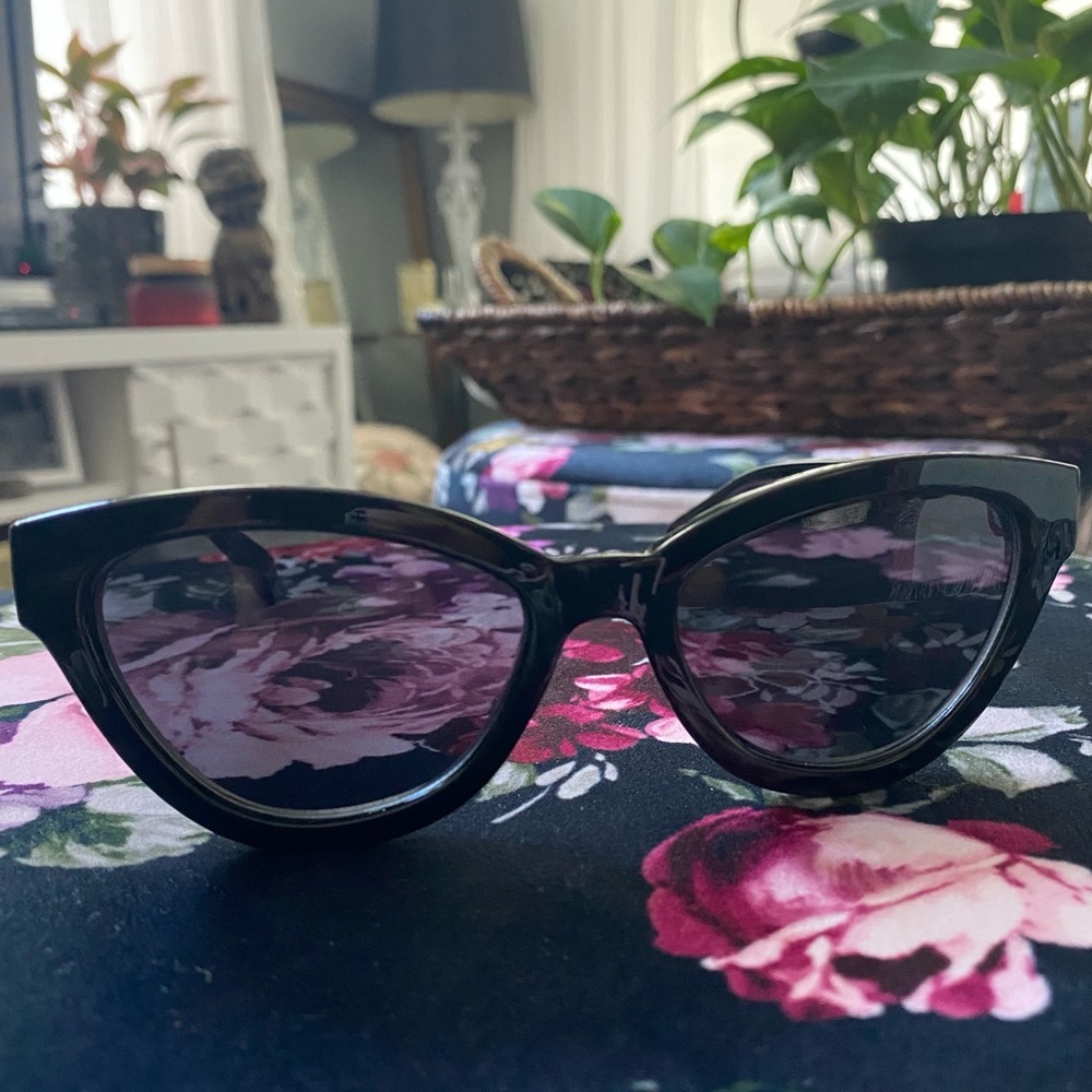 🍓 Black Frame Cat Eye Sunglasses